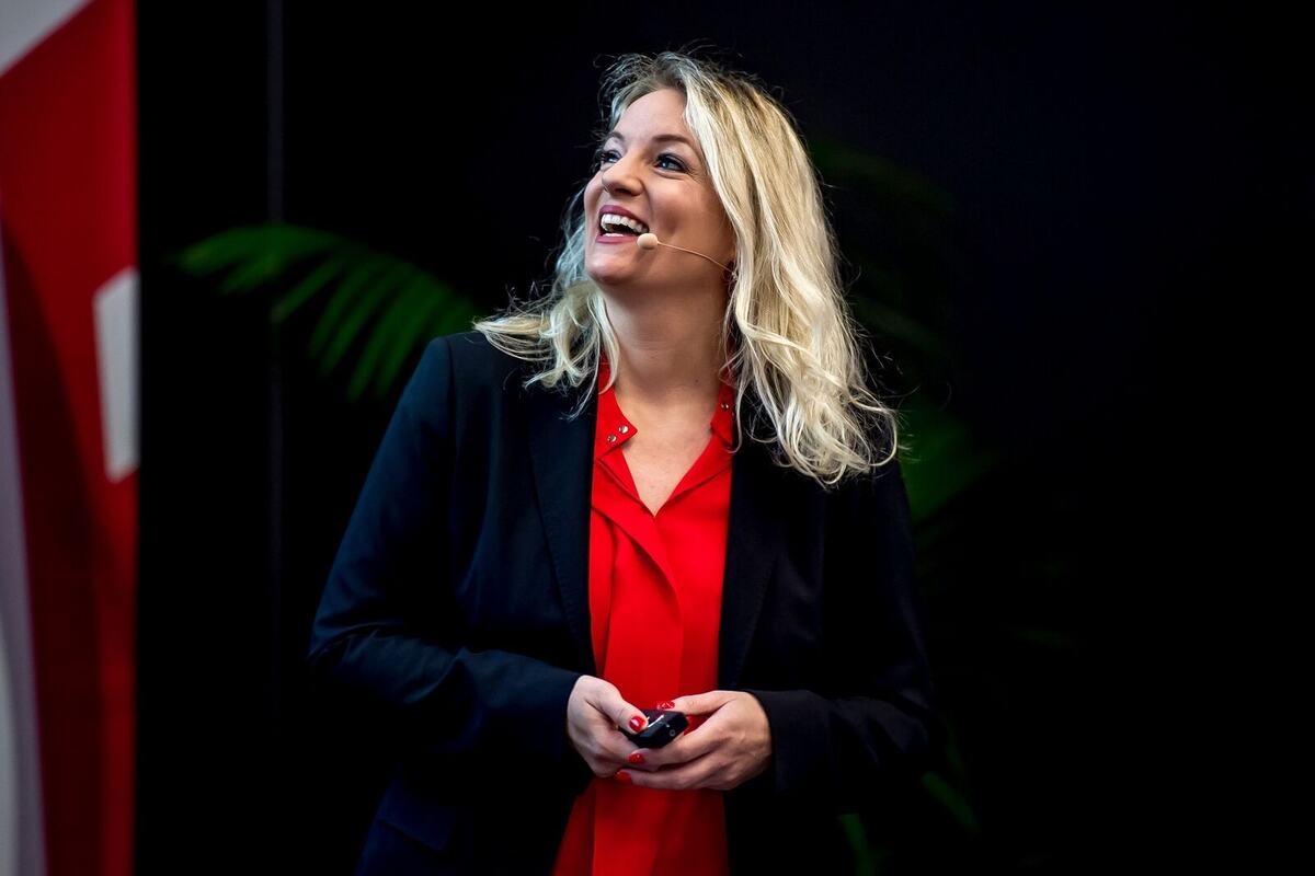 Martina Peukert – Keynote auf der Bühne, KI-Speaker