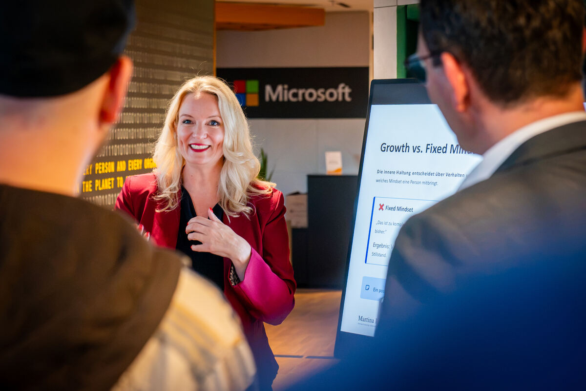 Martina Peukert im Gespräch mit Teilnehmern beim Microsoft-Event – Keynote zum KI-Mindset
